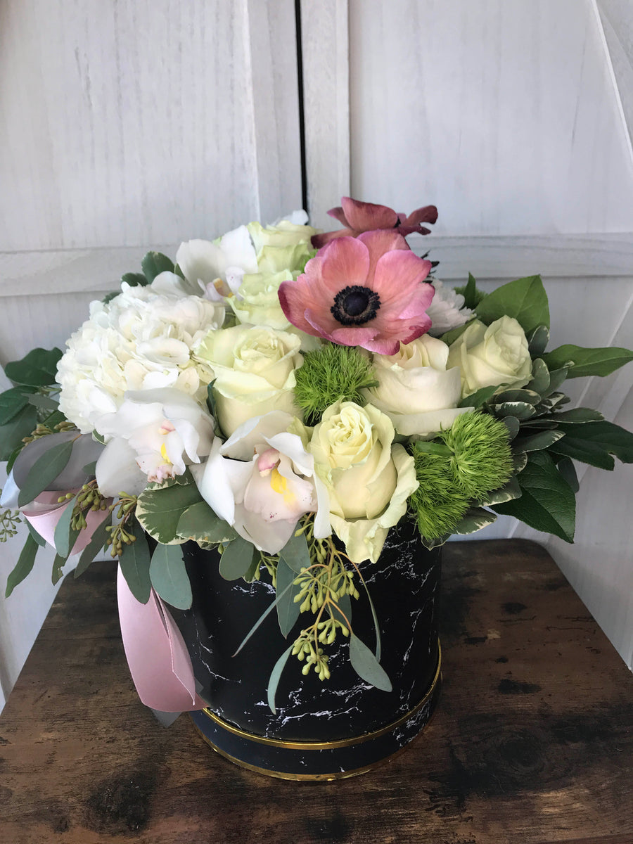 セオリーリュクス 22SS WASHED FLOWER PRINT NELLI Gerilyn Flower Arrangement | White Roses & Orchids in Elegant Hat